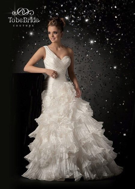 Gaun pengantin berlapis dari To Be Bride 2011
