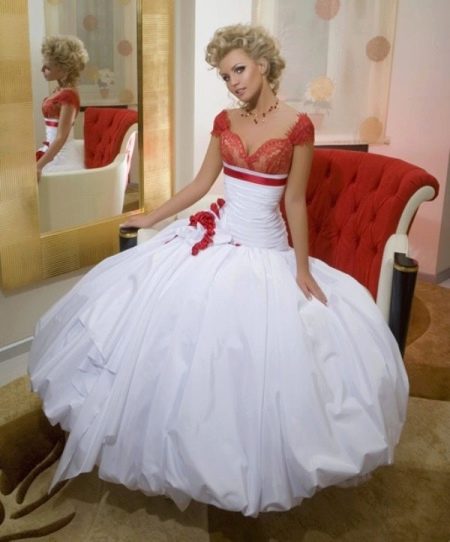 Menyasszonyi ruha a Femme Fatale kollekcióból piros melltartóval