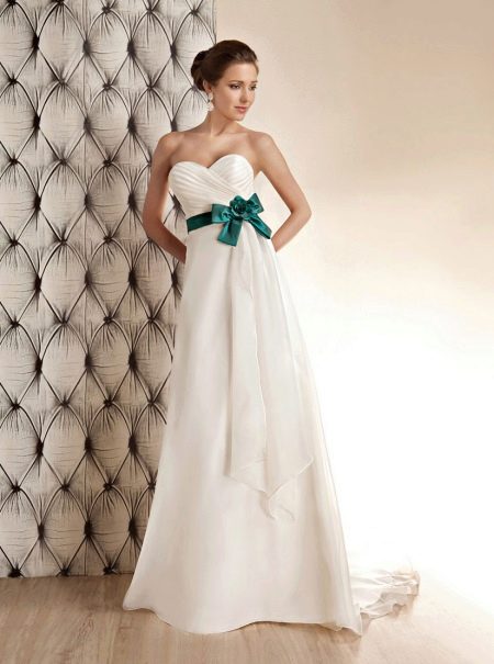 Бяла сватбена рокля със зелен лък