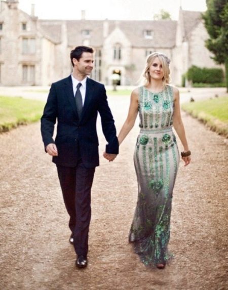 Сватбена рокля със зелени елементи