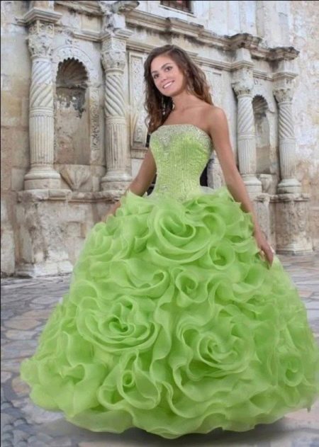 Gaun pengantin hijau subur