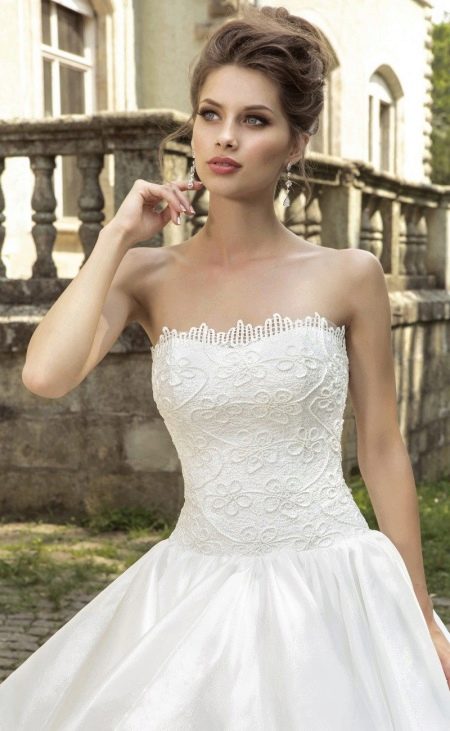 Gaun pengantin dengan korset dari Armonia