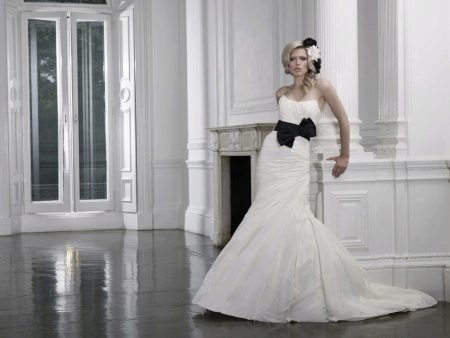 Gaun pengantin dengan tali pinggang hitam