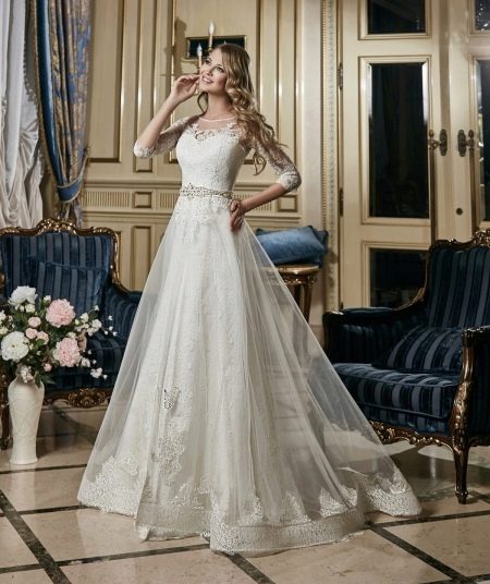 Сватбена рокля с декориран колан от Ева Уткина
