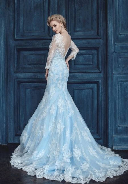Сватбена рокля със синя дантела