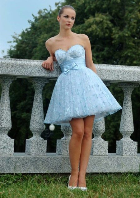 Zapatos para un vestido de novia azul