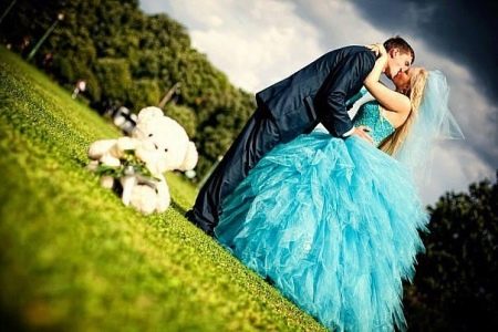 Váy cưới phồng màu xanh