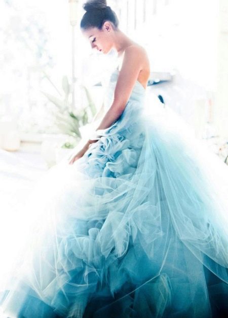 Modré svatební šaty s přechodem