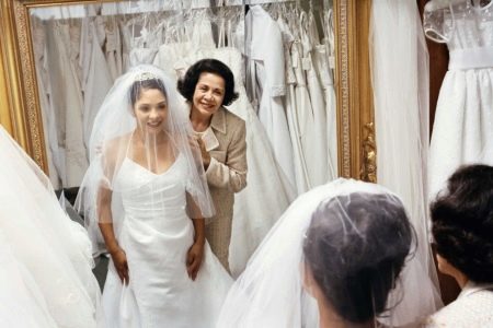 اختيار فستان الزفاف مع حماتها