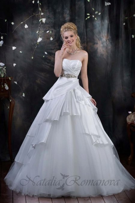 Gaun pengantin gaya putri oleh Romanova