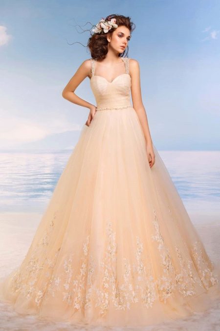 Gaun pengantin persik yang subur