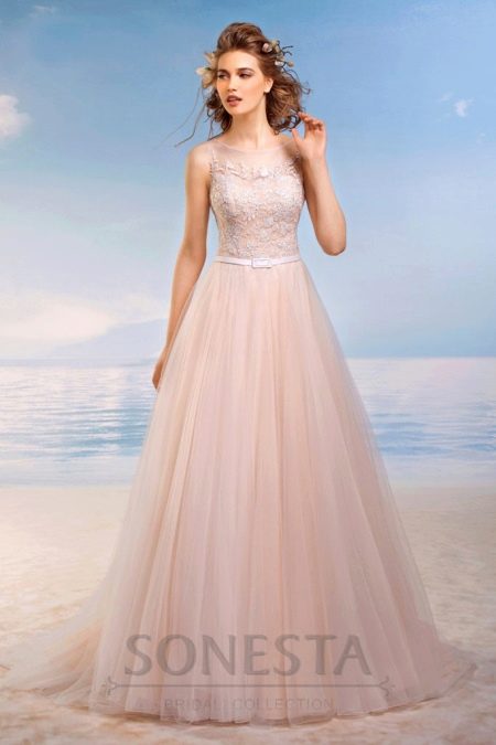 Gaun pengantin a-line berwarna