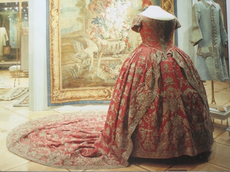 Gaun pengantin vintaj merah