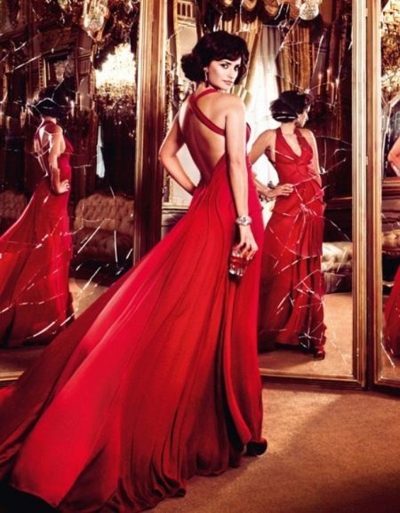 Gaun pengantin merah dengan punggung terbuka