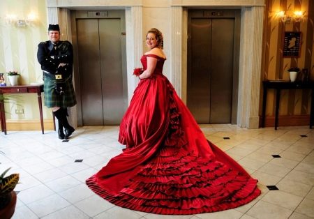 Sarkana kāzu kleita pilnai