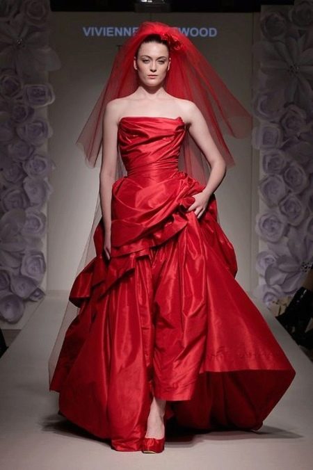 Kasut untuk gaun pengantin merah