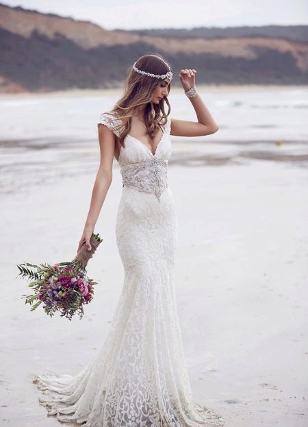 Сватбена рокля в стил ампир с шлейф
