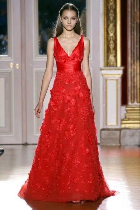 Sarkana a-line kāzu kleita