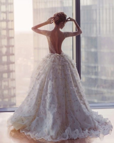 Nadýchané svadobné šaty s otvoreným chrbtom