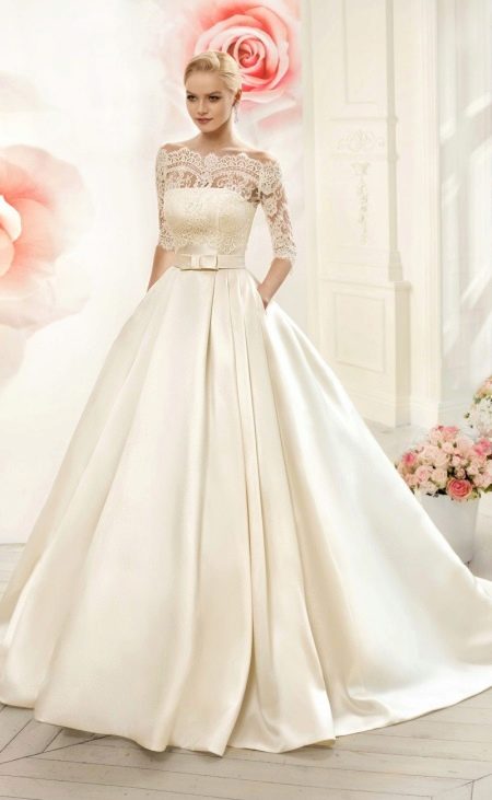Gaun pengantin yang subur dengan lengan dan bahagian atas renda