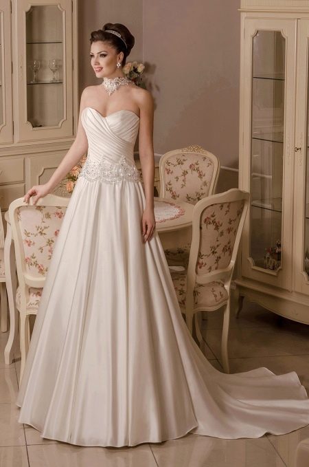 فستان زفاف بتصميم ملفوف
