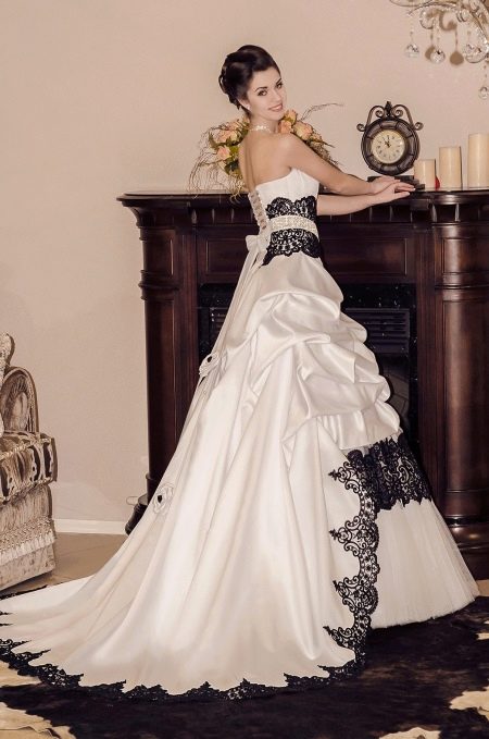 Brautkleid mit schwarzer Spitze von Victoria Karandasheva
