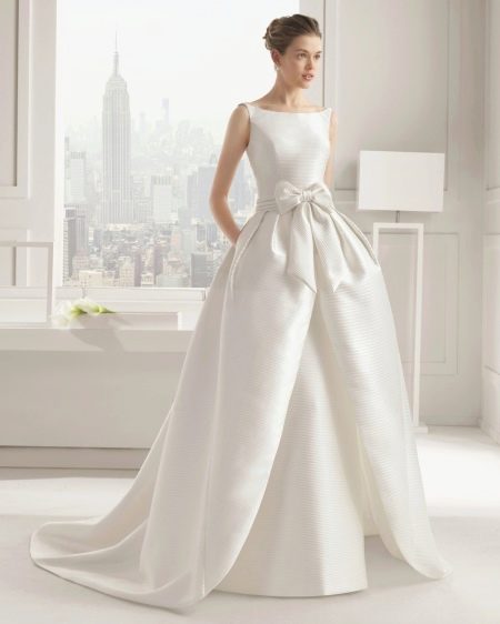 Bröllopsklänning med avtagbar kjol