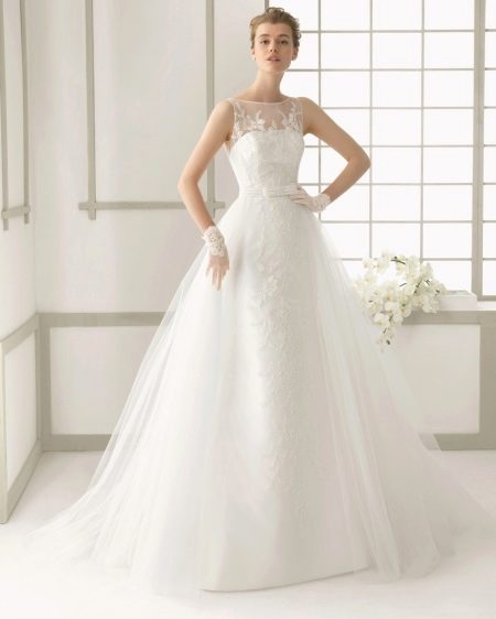 Gaun pengantin dengan mutiara dan renda