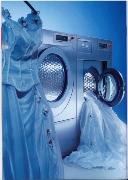 Mencuci gaun pengantin di mesin cuci