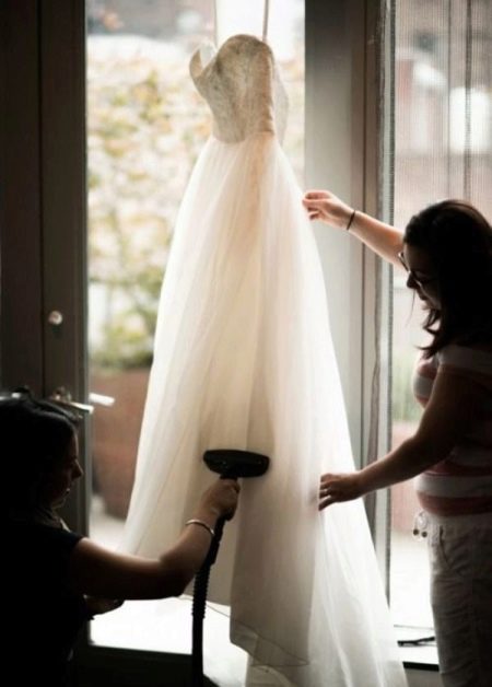 Ein Hochzeitskleid dämpfen