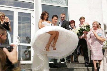 Gaun pengantin dengan crinoline Ani Lorak