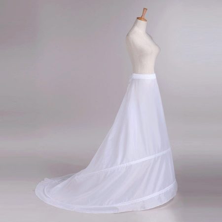 Crinolina per un abito da sposa con strascico con un anello