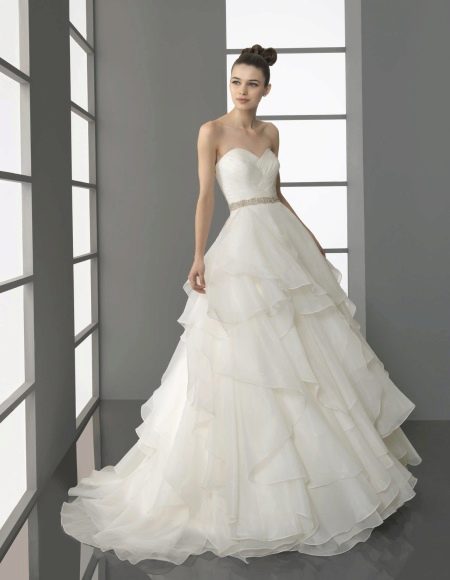 Gaun pengantin dengan skirt berlapis