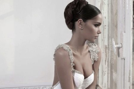 Decoración de diamantes de imitación en un vestido de novia