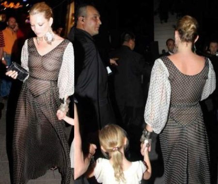Kate Mos v průhledných večerních šatech s puntíky