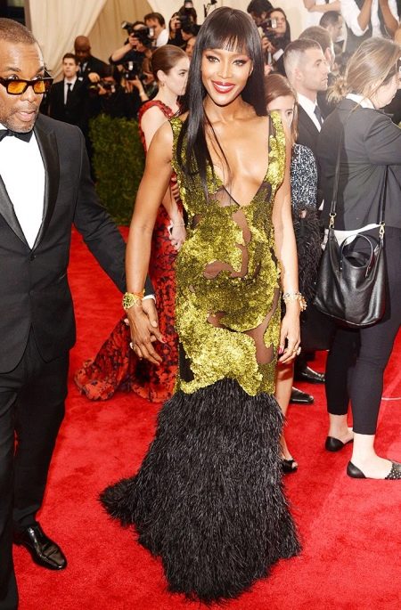 Naomi Campbell atidengianti žalia suknelė