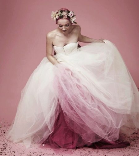 Gaun pengantin yang subur dengan kot berlapis