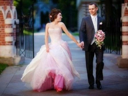 Poročna obleka z barvnim spodnjim plaščem