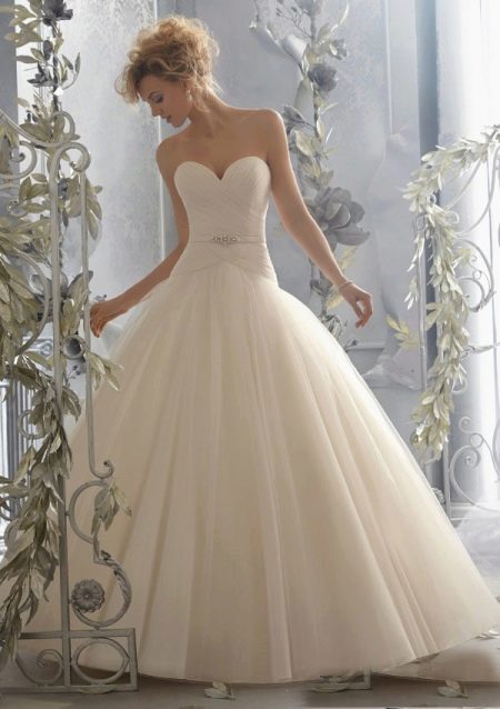 Gaun pengantin dengan tali pinggang nipis