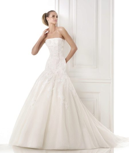 Gaun pengantin dari koleksi GLAMOR oleh Pronovias dengan pinggang rendah