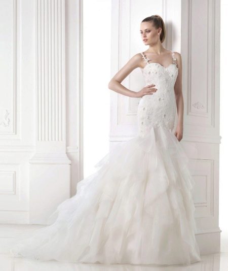 Gaun pengantin dari koleksi DREAMS oleh Pronovias dengan rok berlapis-lapis