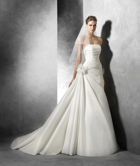 Gaun pengantin dari koleksi 2016 dari Pronvias