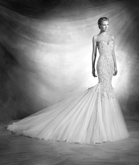 Lace mermaid wedding dress mula sa Pronovias