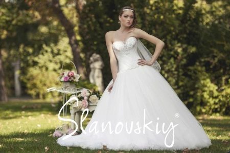 Lussuoso abito da sposa di Slanovski con cristalli Swarovski