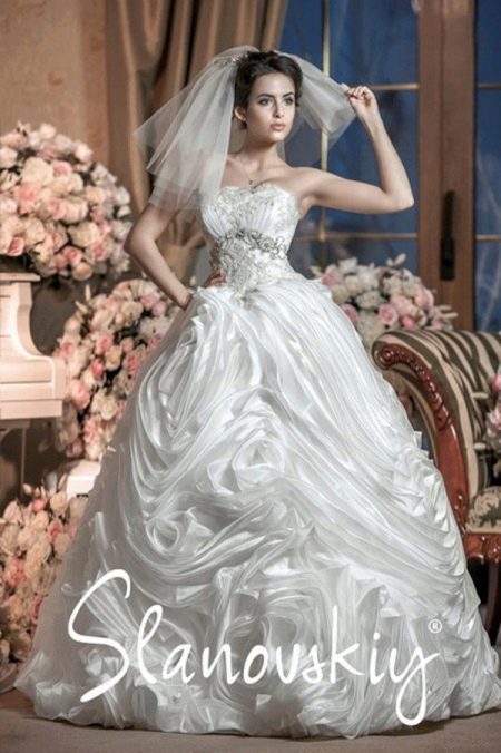gaun pengantin bengkak dari Slanovski
