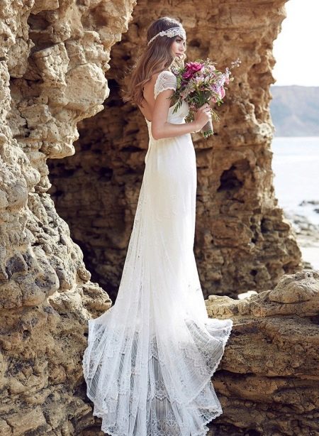 Gaun pengantin putih dalam gaya boho