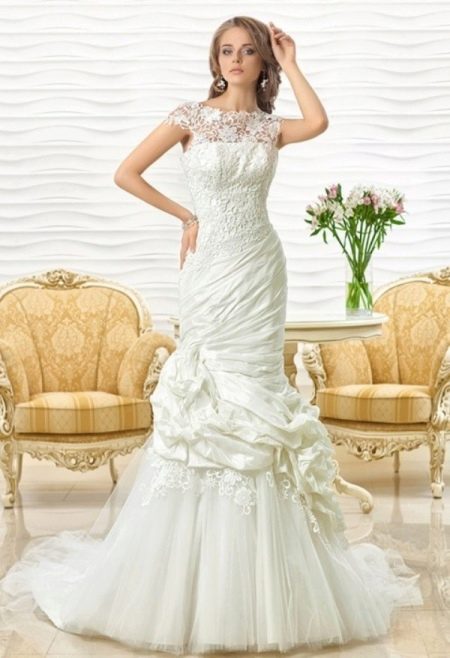 Gaun pengantin putri duyung dengan potongan yang rumit