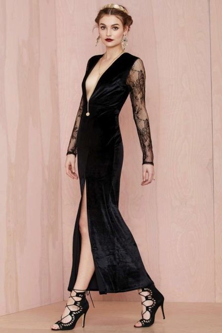 فستان أسود مخملي بأكمام طويلة شفافة