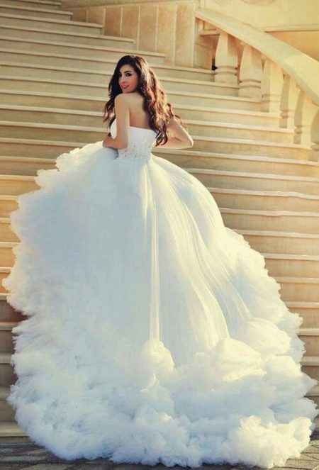 Бяла буйна сватбена рокля