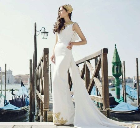 Gaun pengantin putih dengan emas